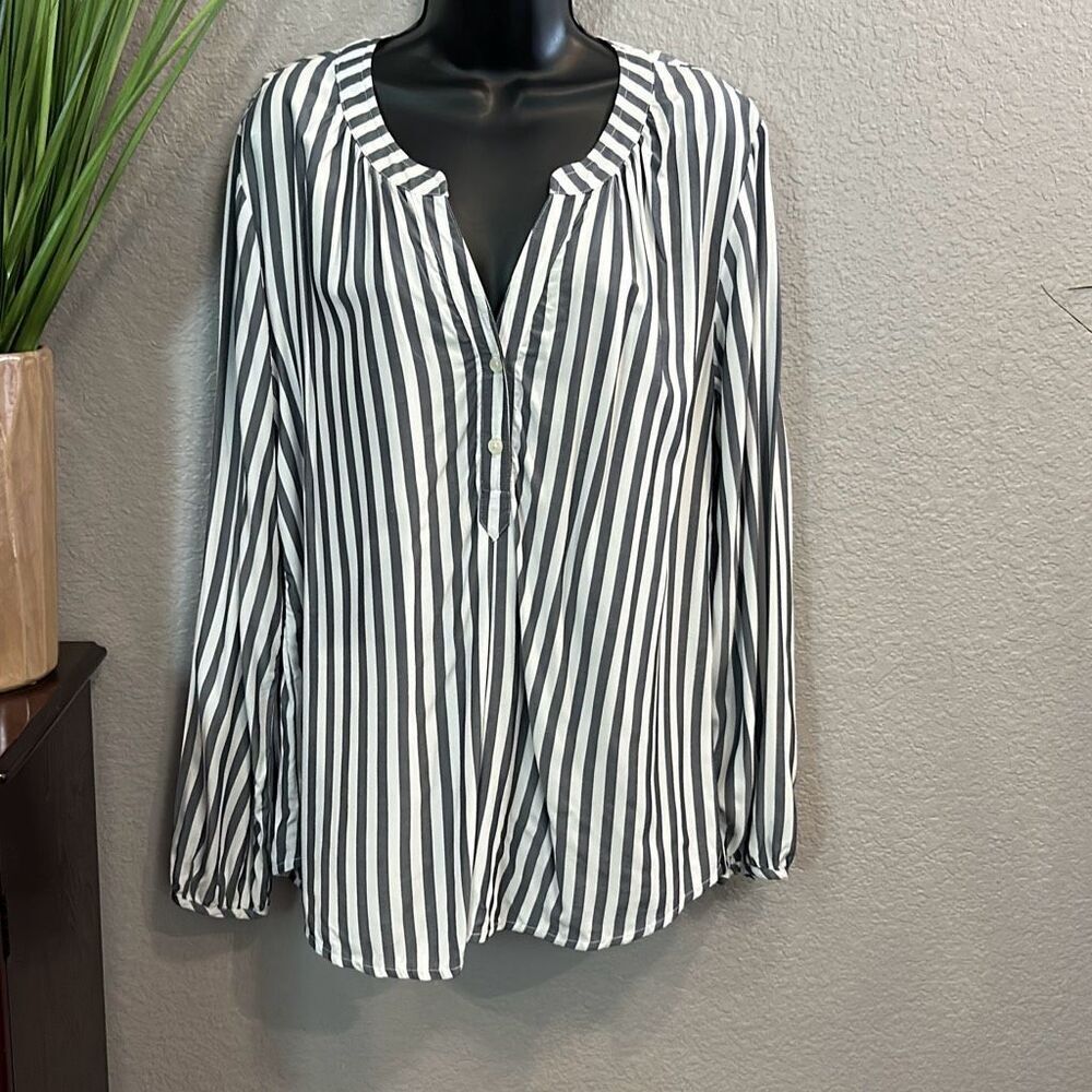 #376 Old Navy long sleeve gray/white striped v-neck blouse size large ￼